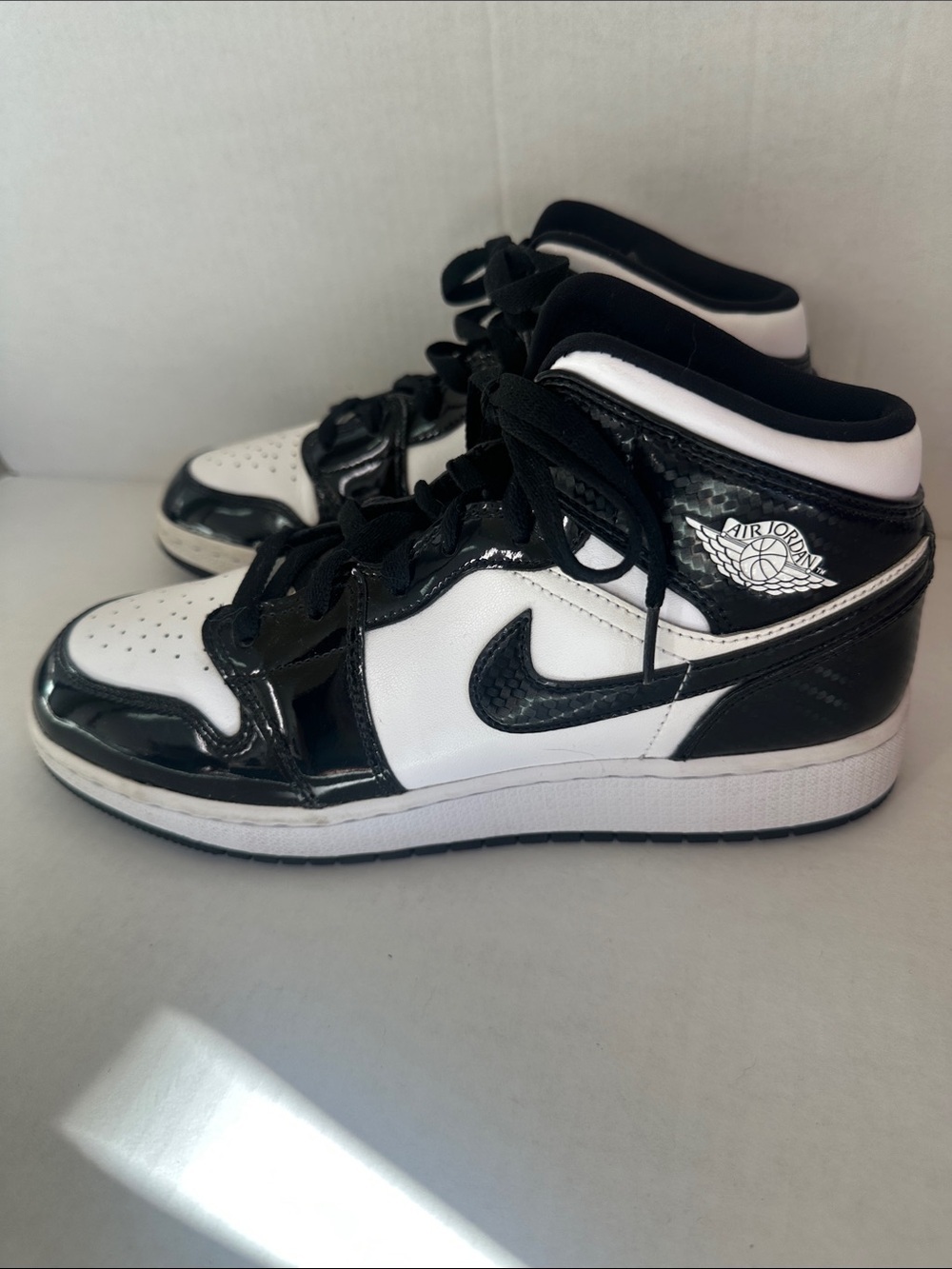 Nike Air Jordan 1 Mid Carbon Fiber Boys 7/ Women’s 8.5